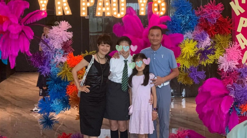 离婚四年马伊琍一家四口首同框！文章瘦削憔悴，爱马像爸妹妹像妈