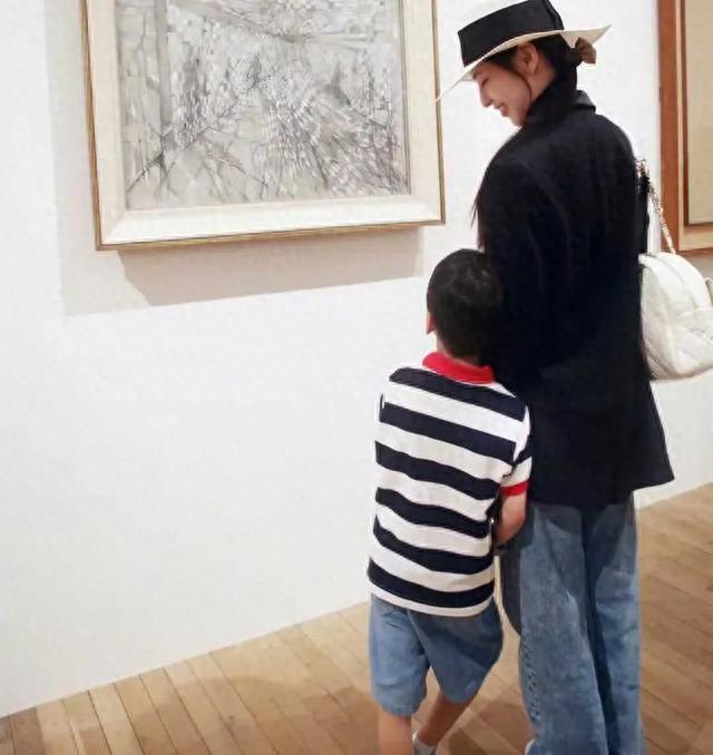 40岁黄圣依晒与两儿子合照！11岁安迪长高许多，不见杨子踪影