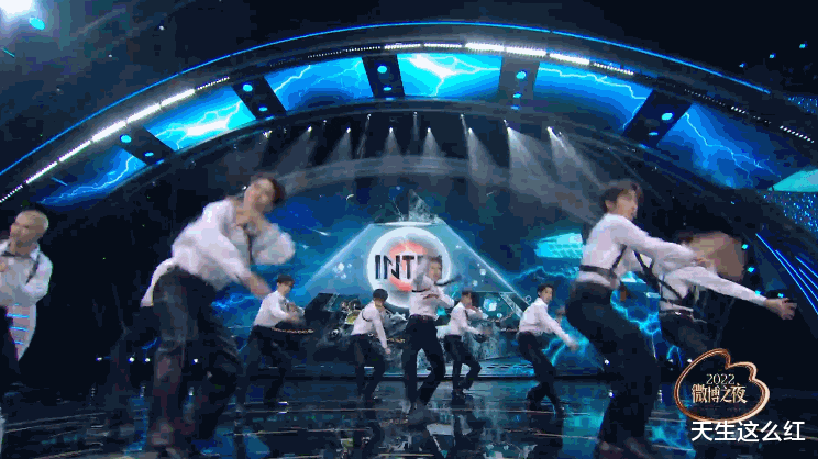 李宇春|微博之夜太尴尬：赶张艺谋下台，把85花当猴耍，是谁周末愉快了？