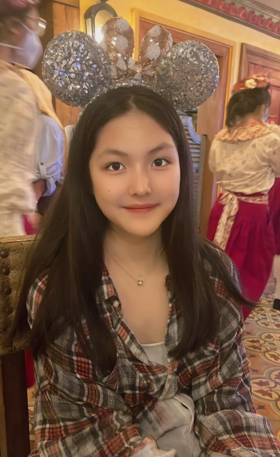 李湘14岁女儿当画家！一幅水粉画估价上百万，靠画画获英国奖学金