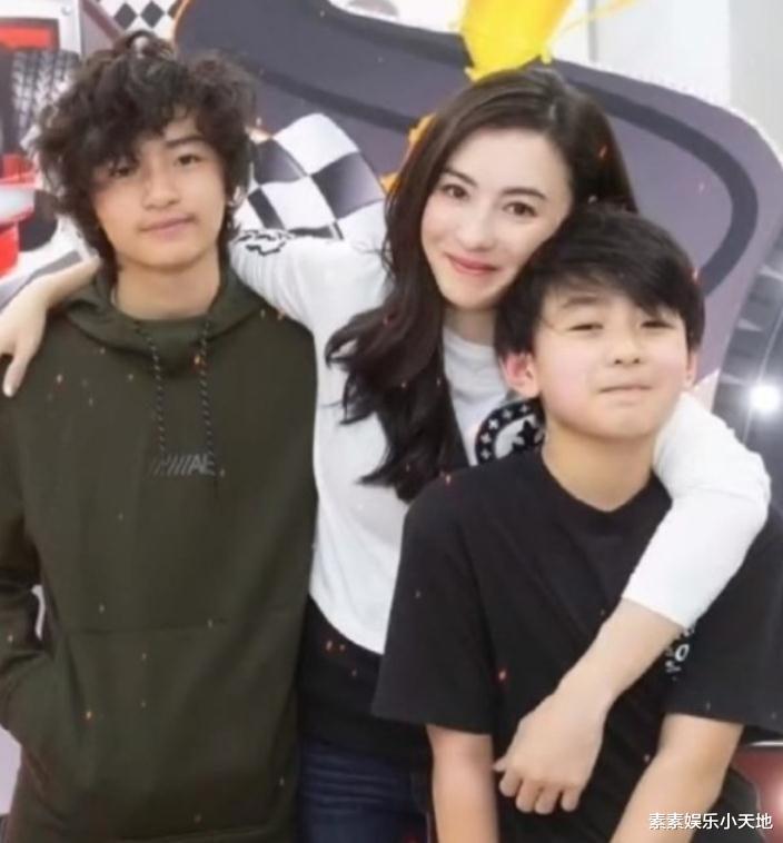 张柏芝|谢霆锋的小儿子Quintus露面，和妈妈张柏芝拿Lucas手机玩自拍