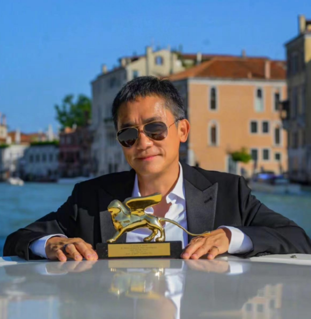 刘嘉玲质问老友:干嘛夹着我老公拍照,对方神回复场面搞笑