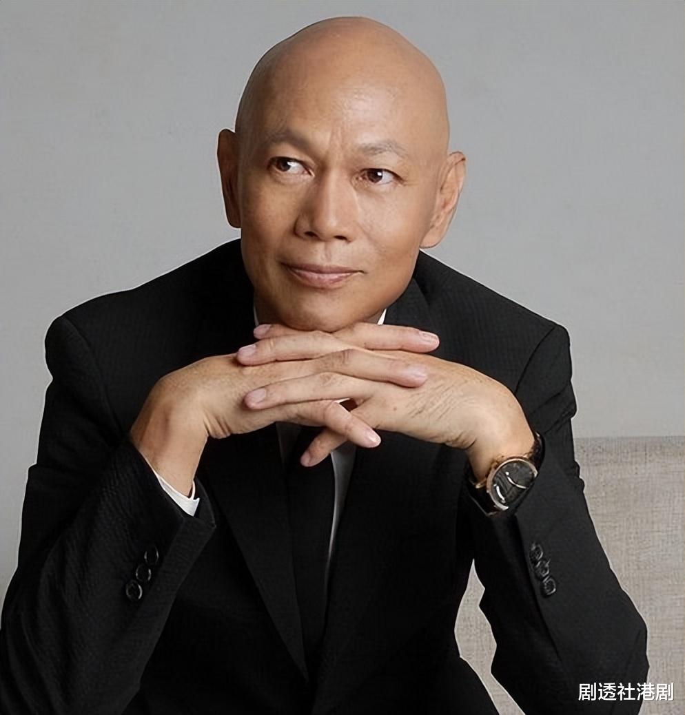 自称怪人!知名港星盛夏穿外套加围巾,现身国外街头与旁人反差大