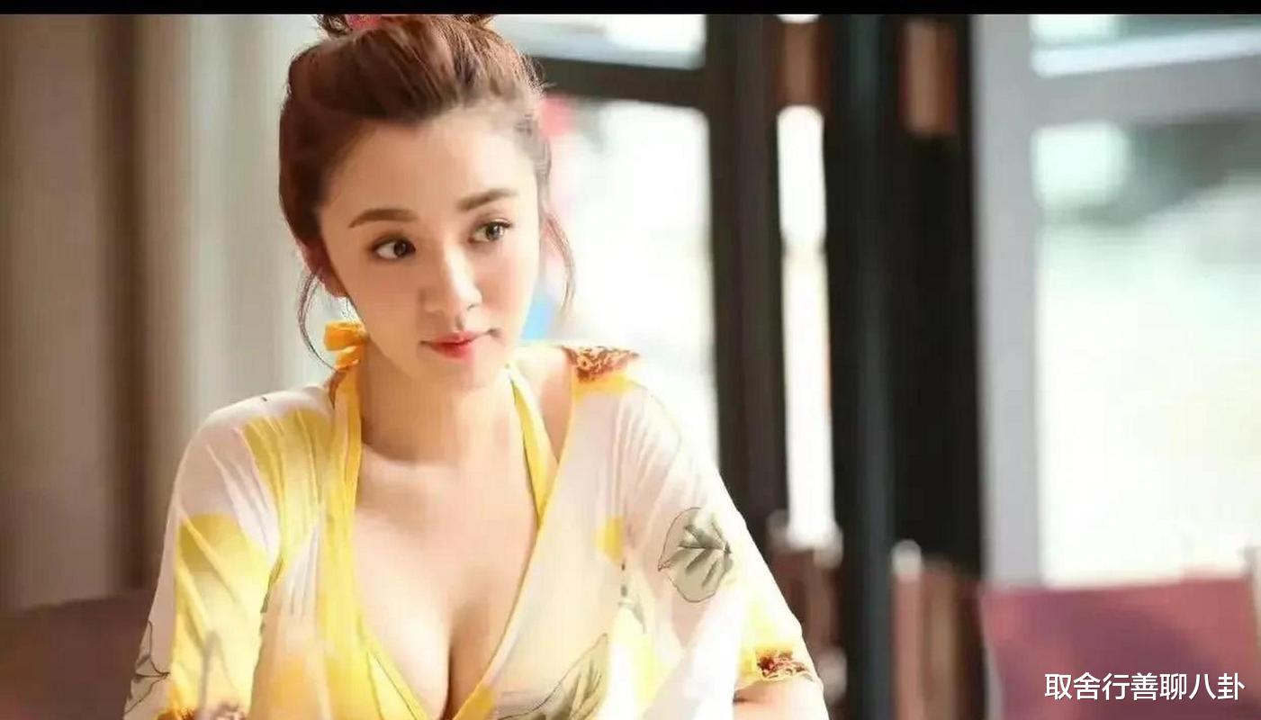 王晓晨|女星王晓晨约会神秘男,激烈争吵后独自抽烟,后来挽手进入酒店