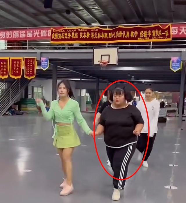 突然死亡 重量级女网红突然死亡，年仅22岁，死因真相曝光，家属拉横幅大闹