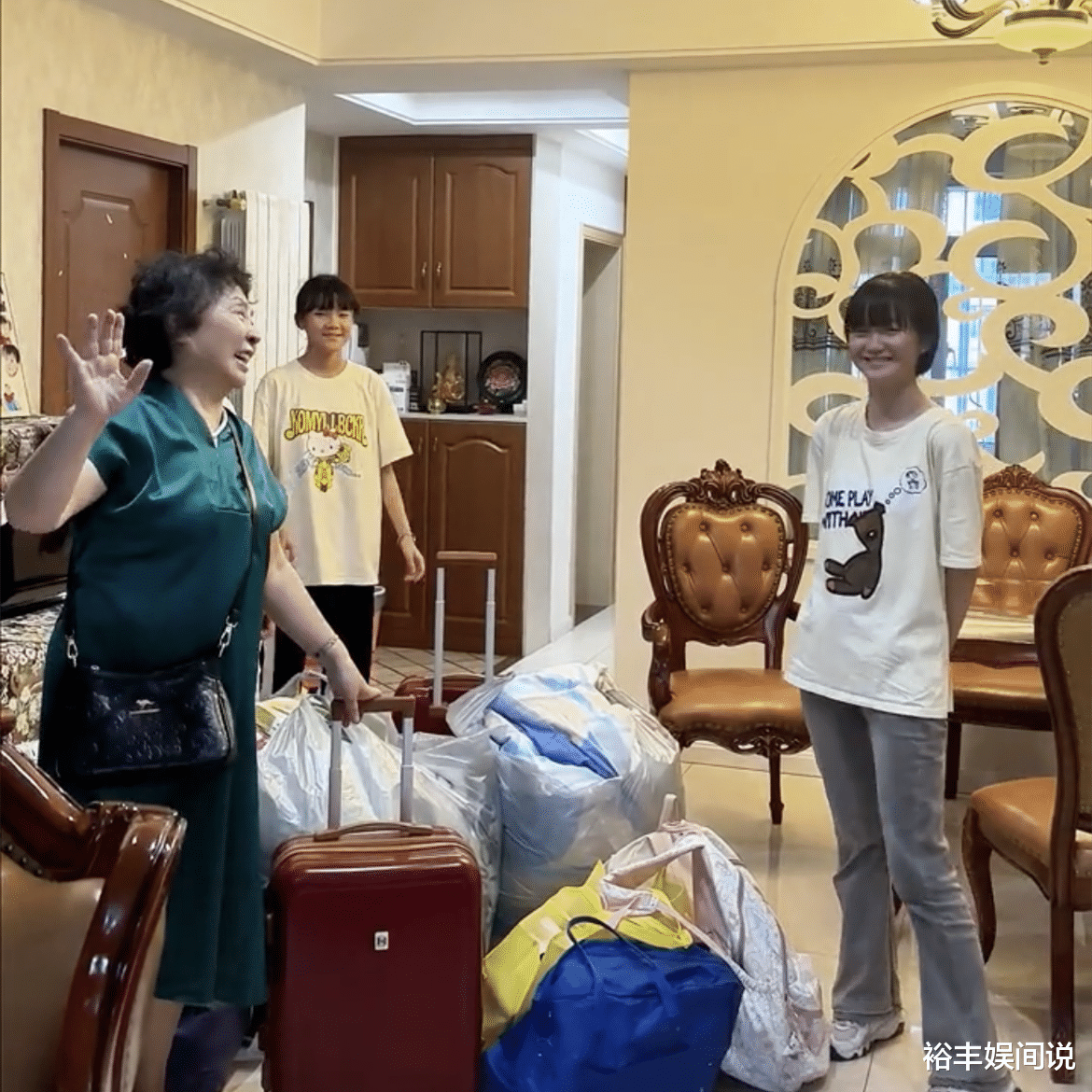 林月 盛海琳13岁双胞胎女儿近照！暴风抽高好高冷，穿黑裙做美甲舞技好