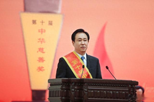 许家印二姨太6层别墅被扒，金杯金盘银烛台，歌舞团内幕曝光