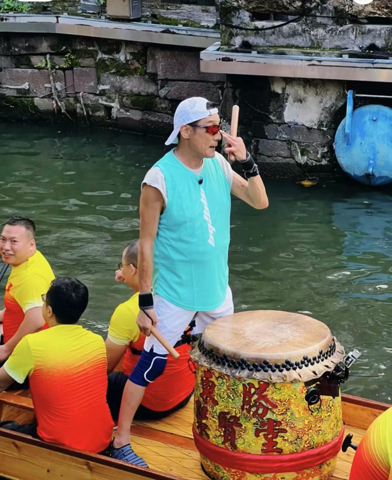 梁家辉|65岁梁家辉老到认不出,现身广东老家赛龙舟,身材健朗精神不错
