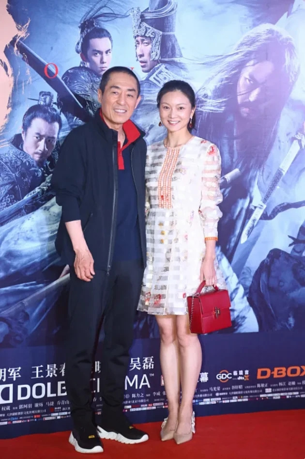 张艺谋小娇妻高调走机场,大衣+宽檐帽贵妇范十足,41岁风韵犹在