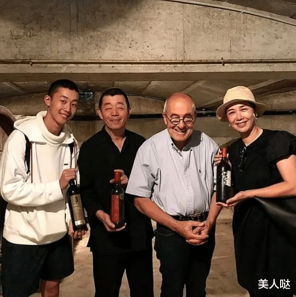 蒋雯丽一家三口游法国!56岁素颜素衣难掩骨子美,可惜20岁儿子一点没有遗传她