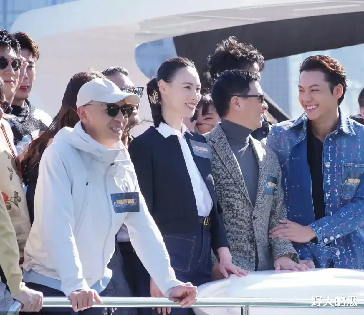 周秀娜近况：甘当梁洛施陪衬，时刻微笑，没跟男明星传绯闻