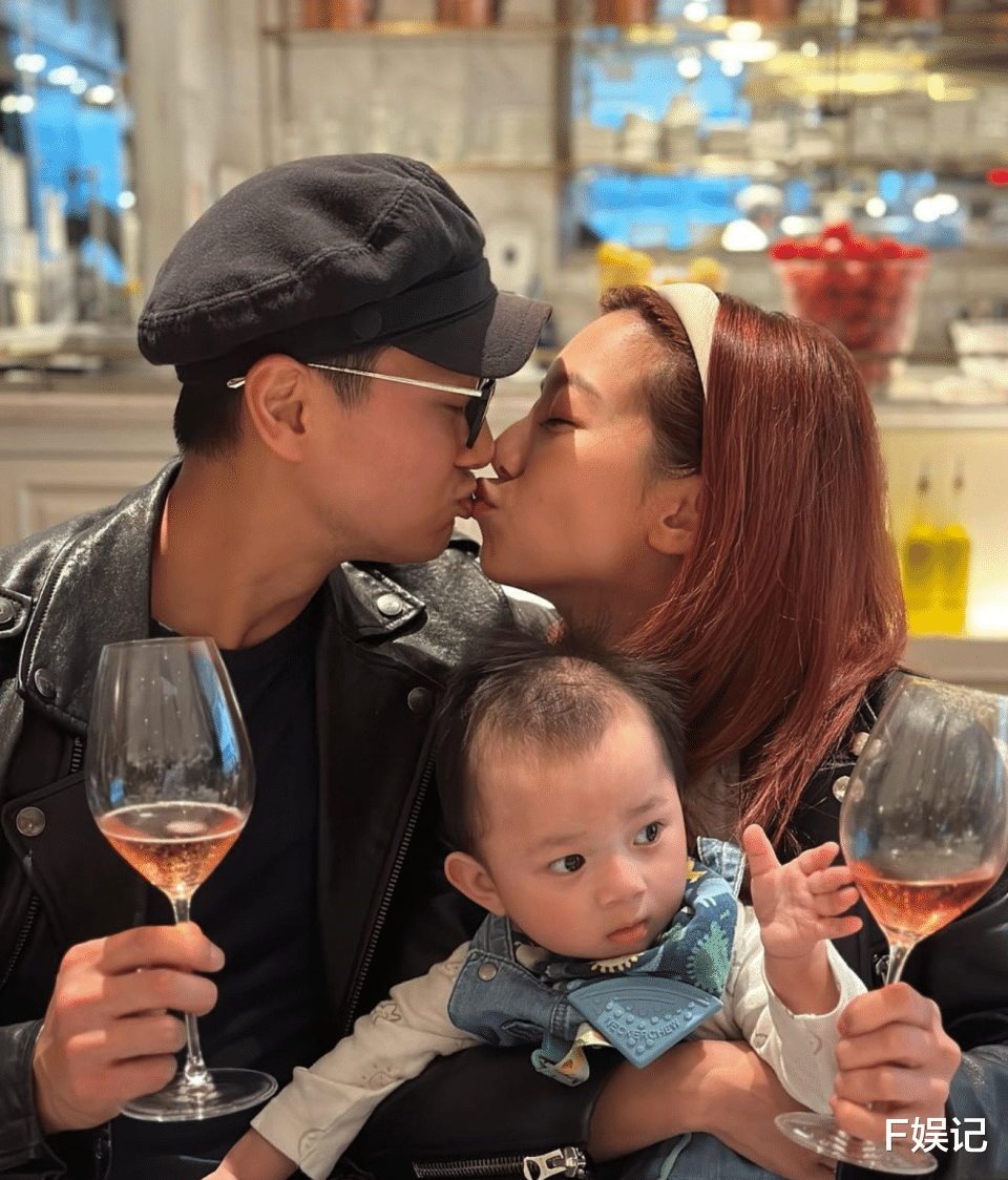 徐帆|郑俊弘何雁诗一家三口拍全家福贺儿子1岁生日