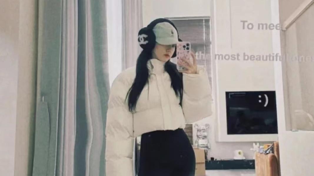 赵露思|赵露思秒删照片引发网友热议，电视屏幕里出现的男生到底是谁？