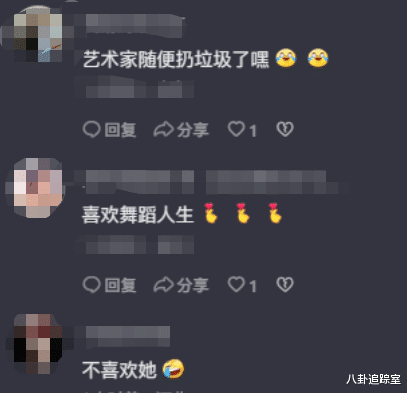 杨丽萍|杨丽萍造型引争议!超长指甲拿咖啡掉落不管,助理蹲地打扫显卑微