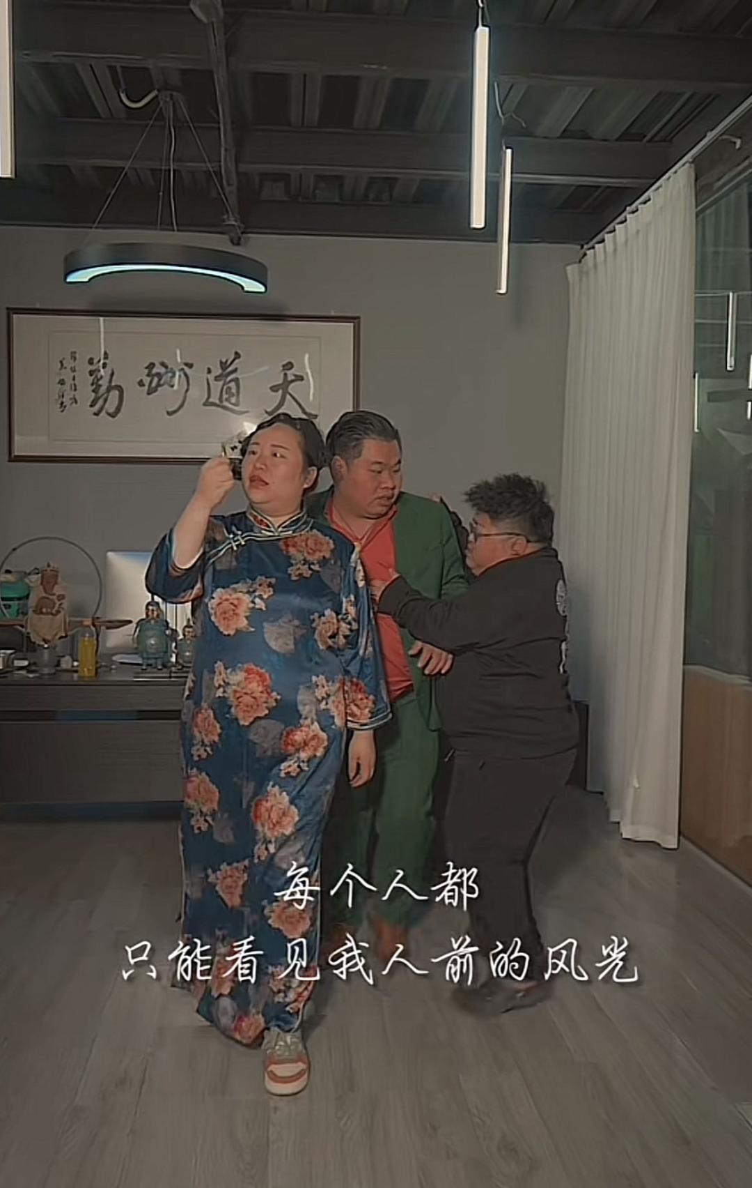 全网疯狂吸粉1000万,160斤空姐变「女神」,网友狂追:求求别断更!