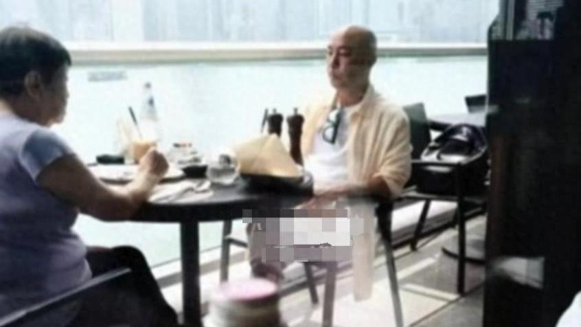 张卫健太孝顺！带8旬母亲吃饭凭光头被认出，为照顾母亲夫妻分居