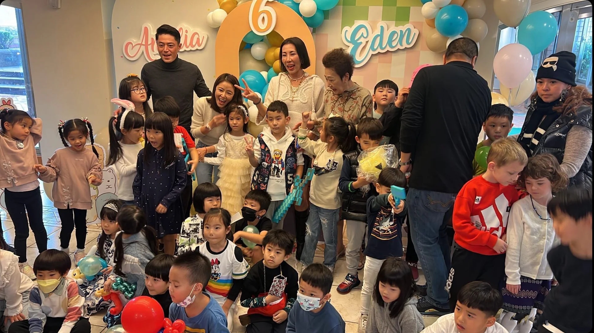 霍建华|6岁小海豚高清照!小手轻撩秀发气质高冷,五官神似霍建华不像妈