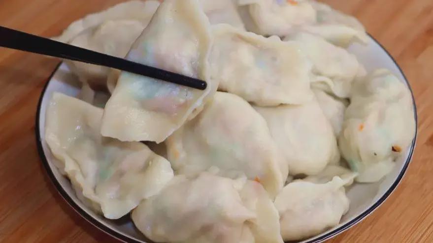 |煮饺子时，“点水”还是“不点水”？白案师傅：差别很大，弄明白
