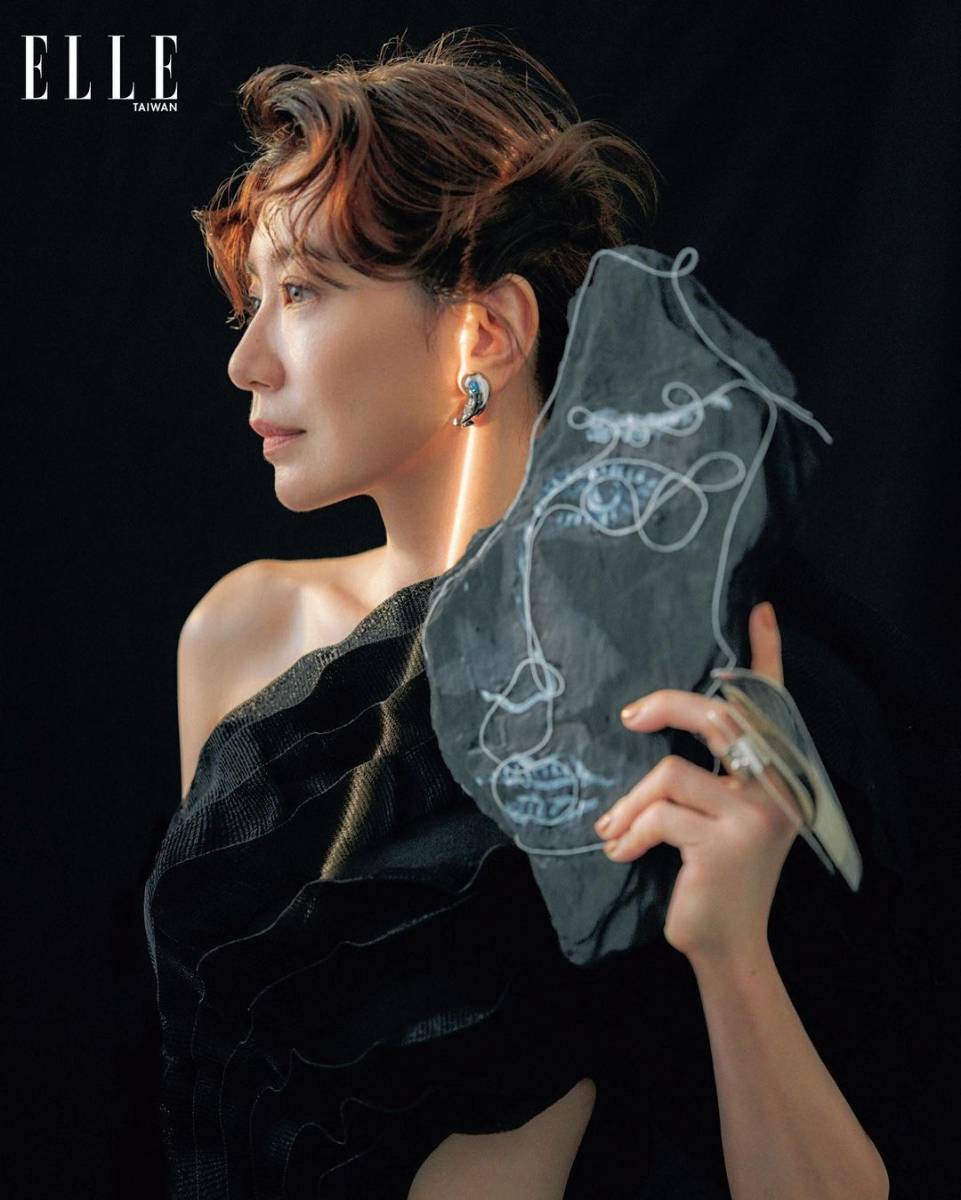 49岁贾静雯完全放开，穿印花吊带上衣仰卧铁皮船上，身材火辣姿势撩人