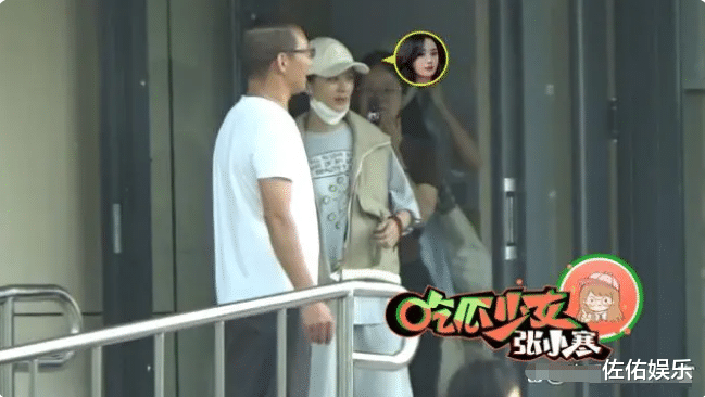 赵丽颖素颜出门会友,棉服加身引担忧,与小女孩打招呼接地气