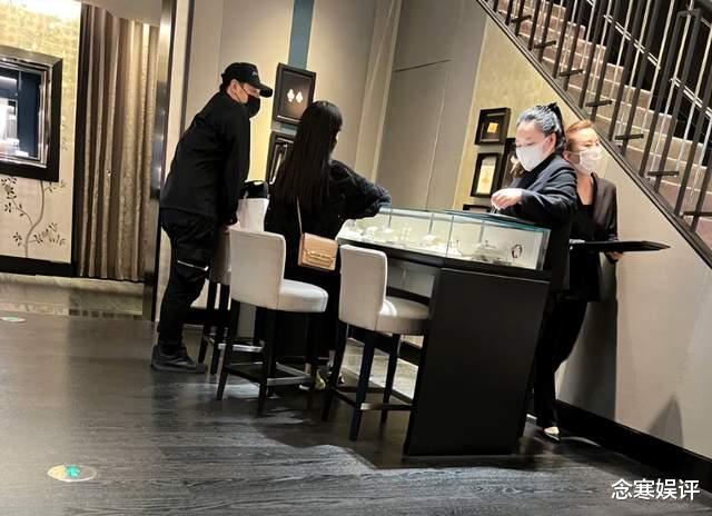 张颂文|健康亮灯！潘玮柏带宣云买戒指，霸气刷卡不心疼，身材臃肿胖成球