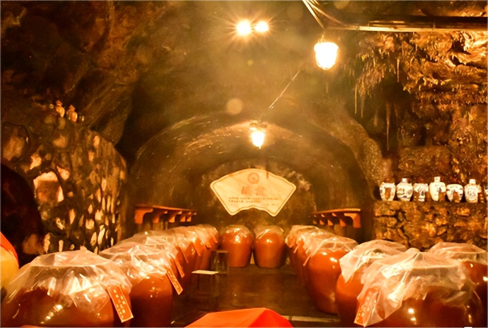 饮品|为啥红酒用软木塞还要横放，白酒却不用？建议搞懂，别浪费好酒