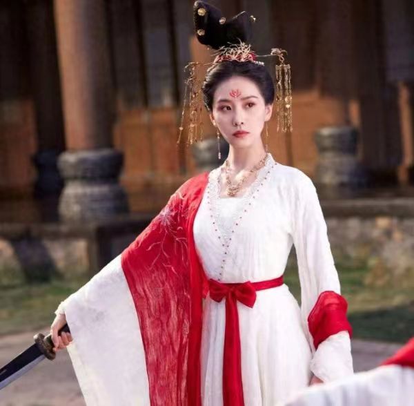 《一念关山》首播收视爆表,刘诗诗演技受争议,频繁用替身露馅,假吃端着板脸装