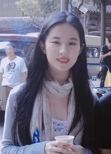 刘亦菲内衣照曝光，却被骂是擦边女？