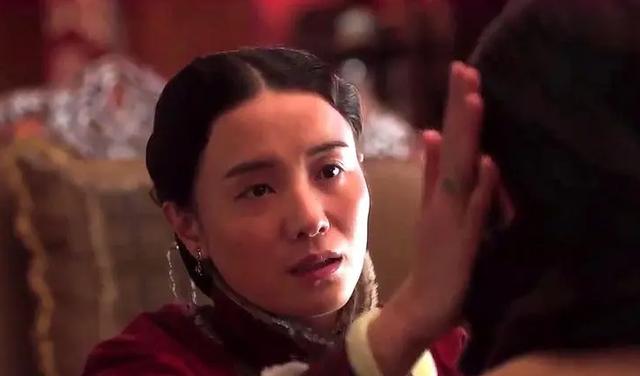 宋佳:靠“吊带”上位,与已婚名导同居,43岁的她活得又酷又飒