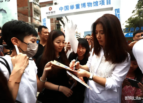 52岁袁咏仪东莞温塘祭祖,白衬+牛仔裤朴素低调,个高肤白不愧港姐出身