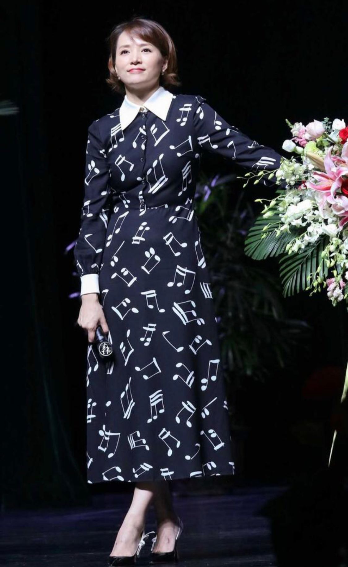 49岁董卿到了中年更有气质：裙穿长、裤穿短、发不过肩，优雅高级