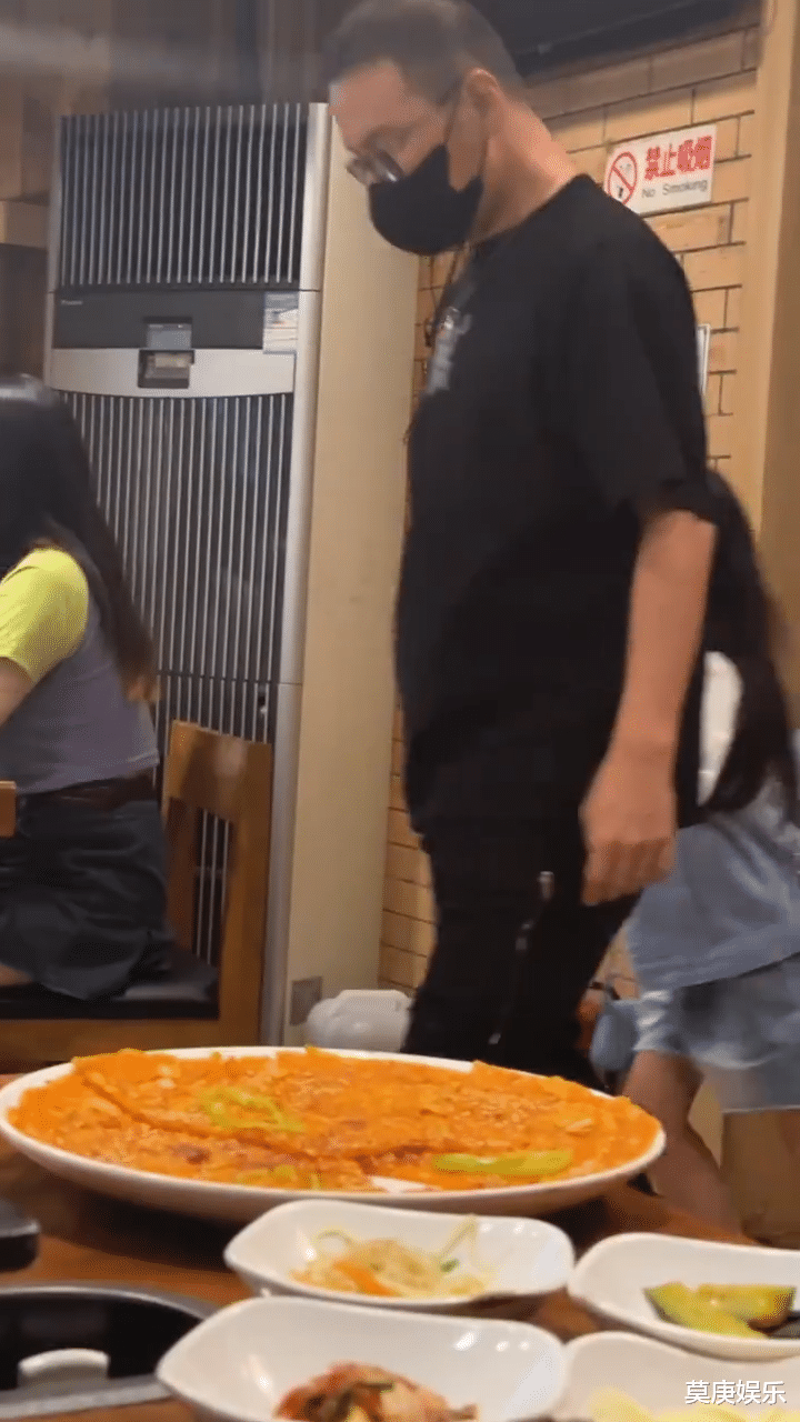 汪峰章子怡吃烤肉被偶遇，汪峰肚子肥硕走路蹒跚，章子怡圆润丰满