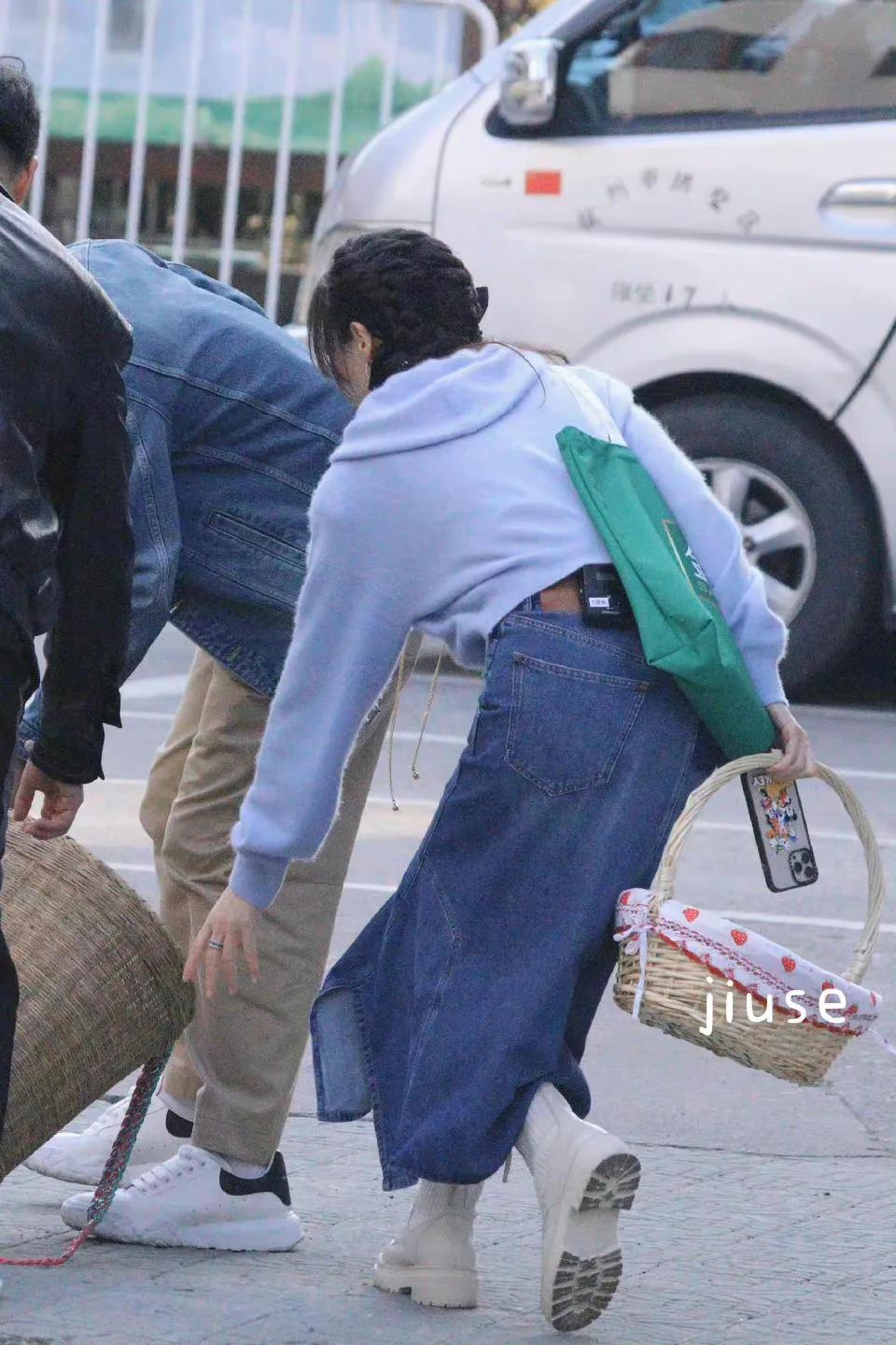 唐嫣秒变双马尾少女,穿粉蓝色针织搭配牛仔半身裙,39岁气质惊艳