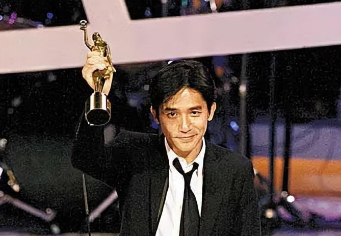 事实证明，久居日本61岁的梁朝伟，已经走上了另一条大道！