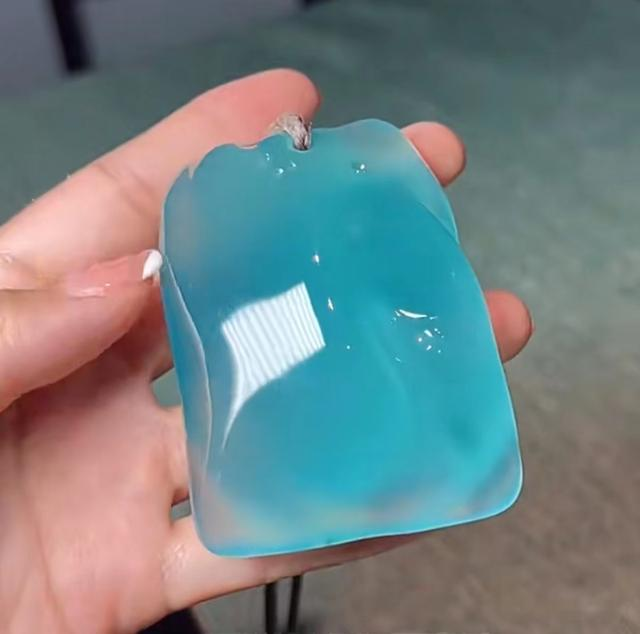 翡翠|百万级别的天空蓝翡翠,究竟长什么样子?