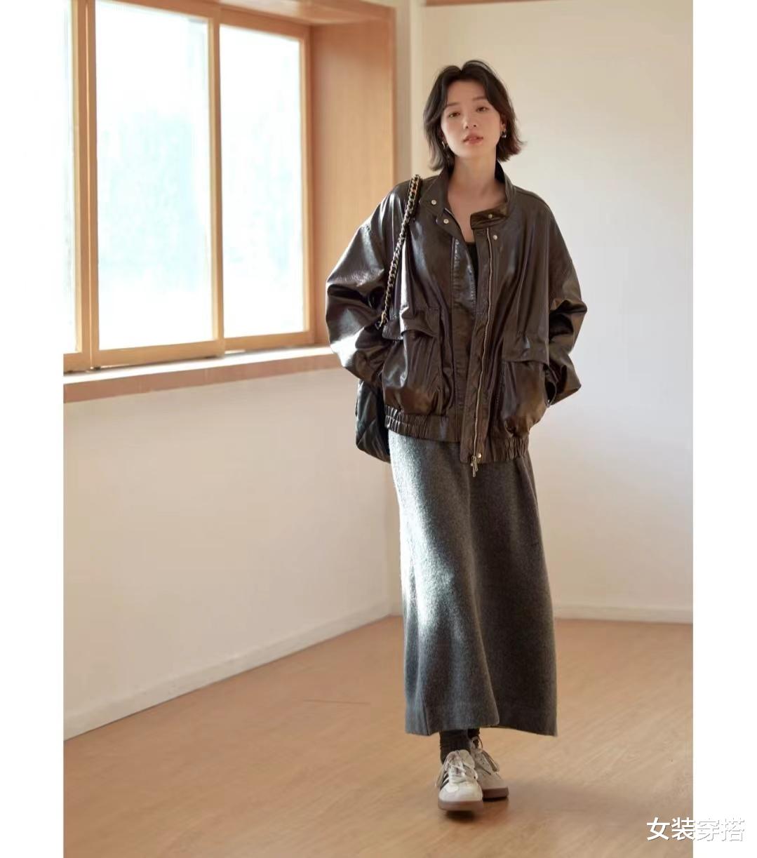 女人过了五十岁:建议留短发、穿基础款搭配长裙,优雅气质显年轻