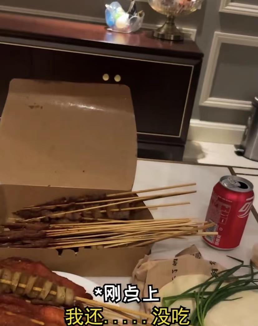 男子答应陪女友一起减肥,半夜偷吃烤肉被抓包,女友投来死亡凝视