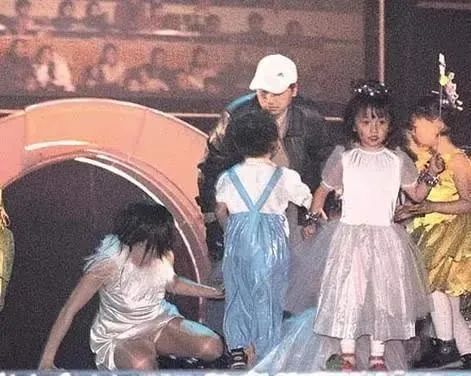 小燕子偷偷复出了?