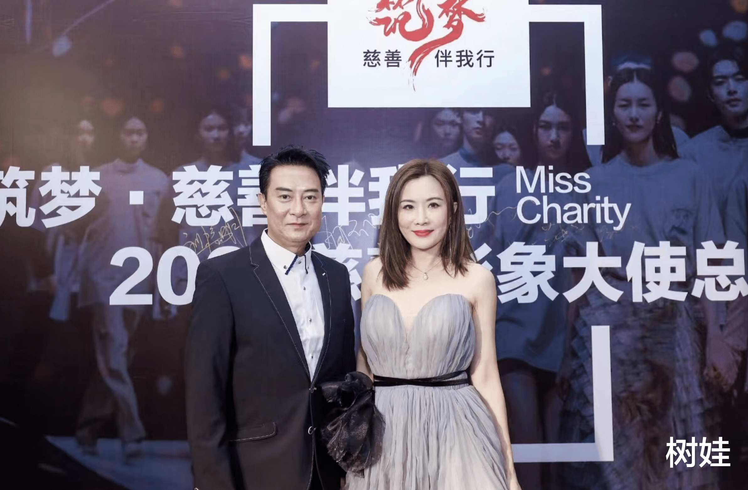 58岁刘锡明罕见露脸,脸部圆润已成国字脸,在内地四处商演受欢迎