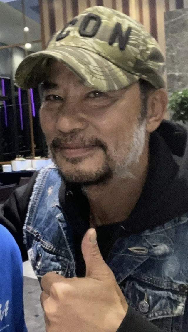 任达华|曝任达华定居广东中山,络腮胡全白皱纹深,上月独自现身楼盘看房