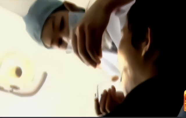 男子口臭骇人,每天刷牙数十遍都没用,检查发现颅内有10公分刀片