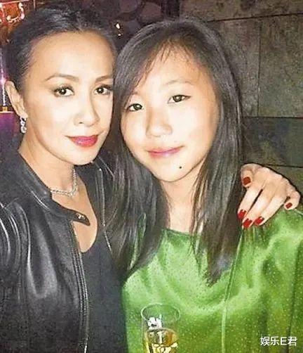 刘嘉玲晒圣诞聚会照，窦靖童代母社交，顺便继承了王菲的朋友圈