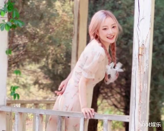 李小璐带女儿看展,身材发福气色不佳,白发明显,甜馨皮肤黝黑