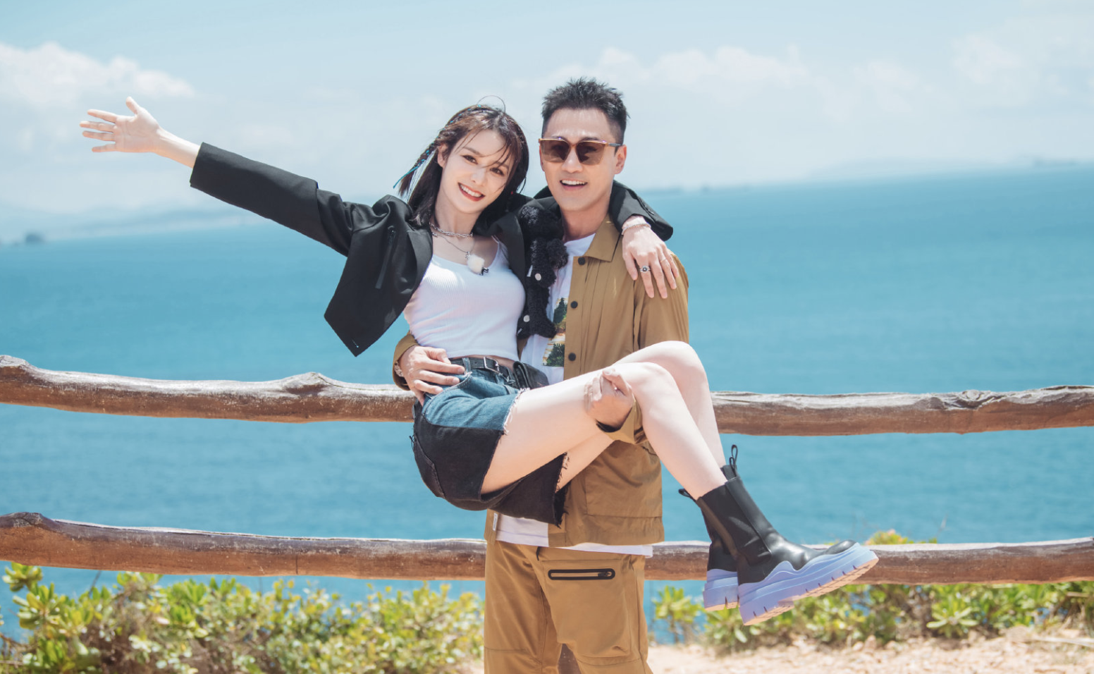 林峰|张馨月母亲节高调秀恩爱，被林峯亲吻脸颊，一家三口住豪华大别墅