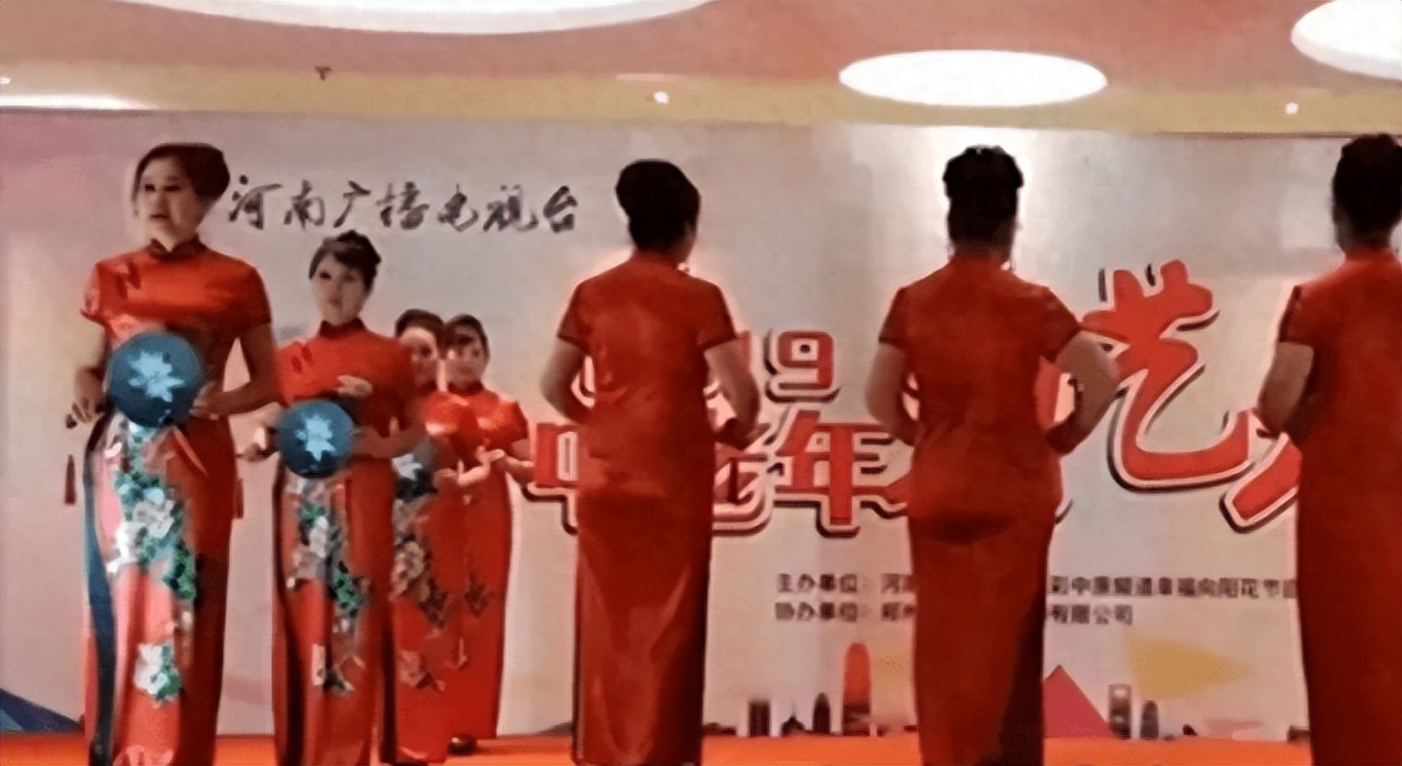 她是许家印花多少钱都留不住的女人，在许家印最辉煌时她选择离开