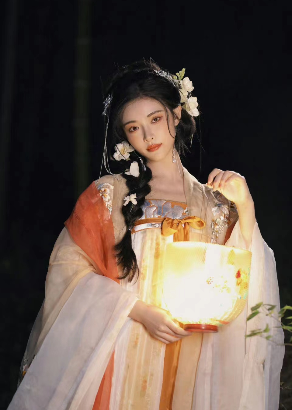 娱记曝女团混乱私生活,多人和老板地下情,粉丝送礼就可相约酒店