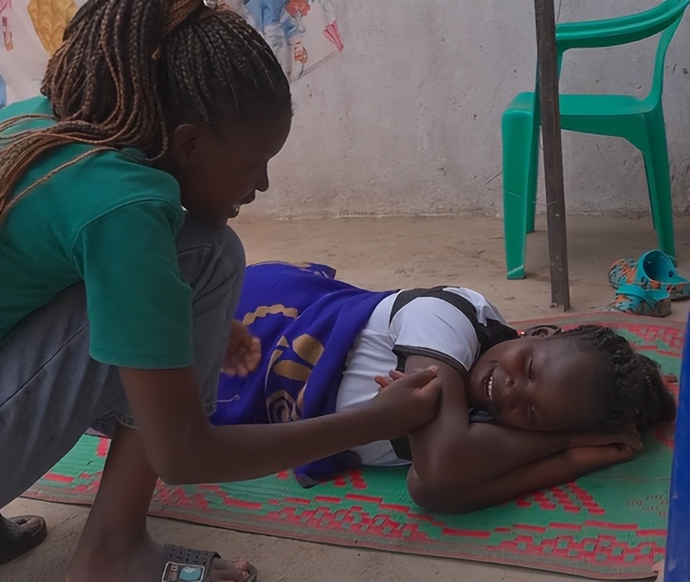 rose大嫂孕7个月流产，小月子躺地上引争议，计划接父母到中国