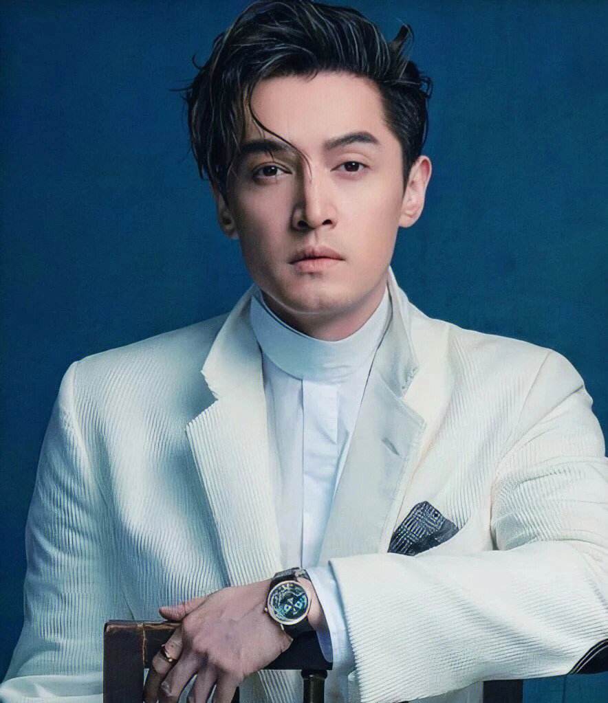 42岁胡歌现身上海认不出!脸部皱纹明显太真实,气质过人明星范足