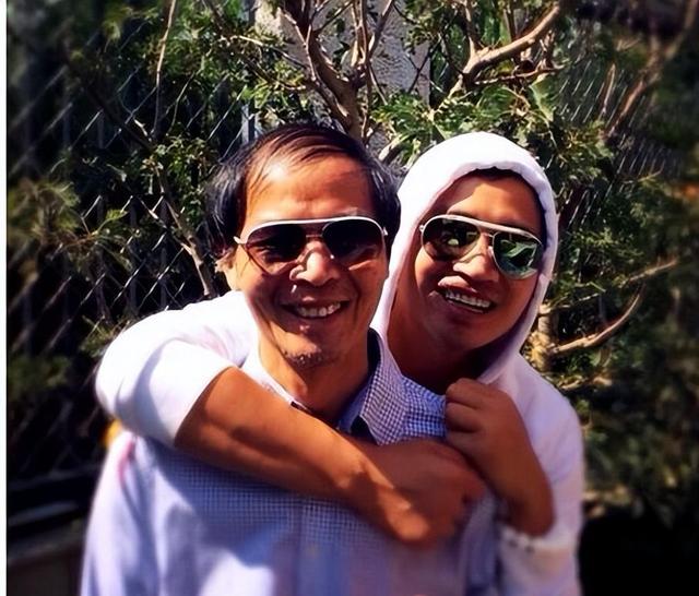 何晟铭历经坎坷半生，被富婆捧为天之骄子，57岁却只能端茶倒水！