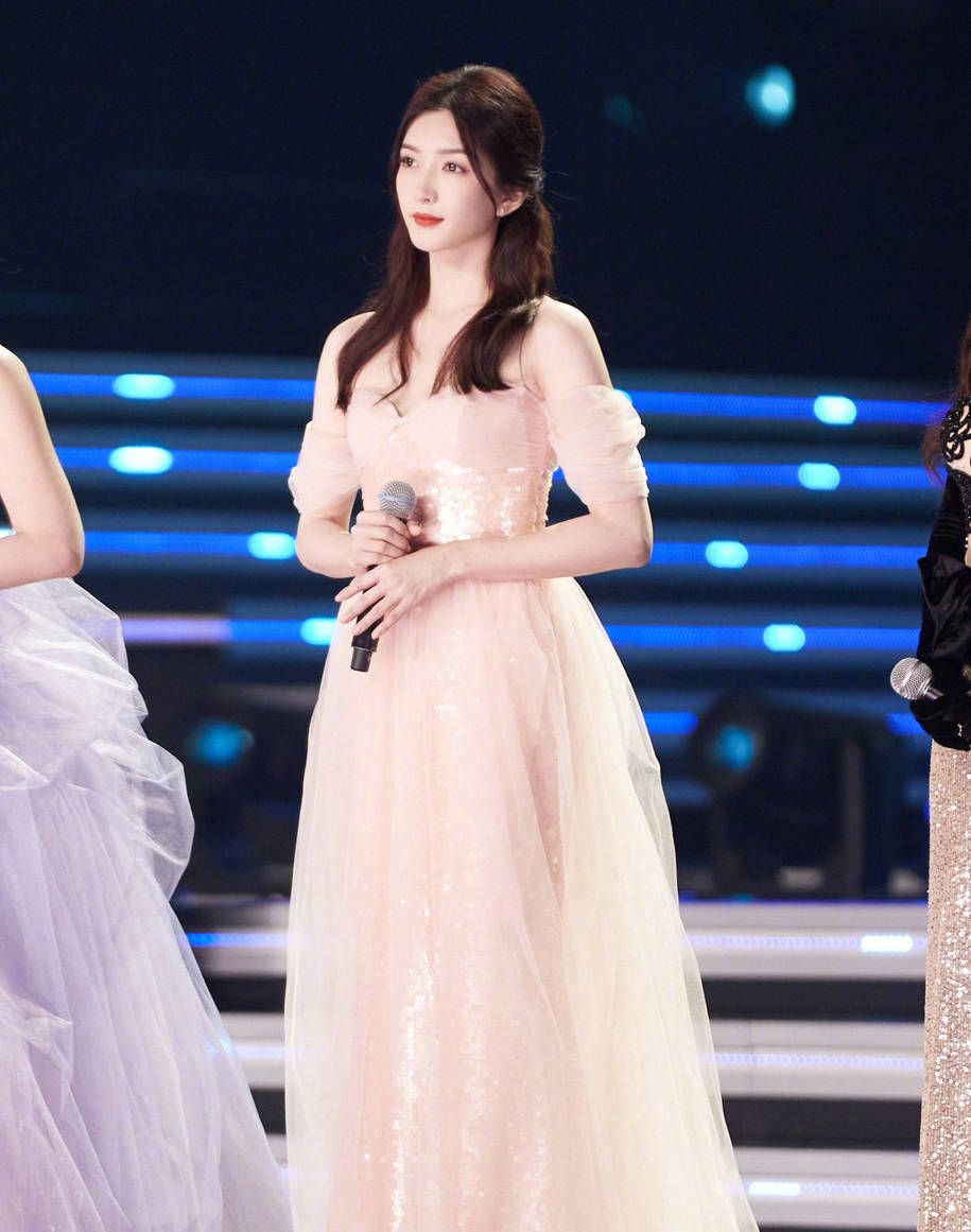 江疏影仙女般的魅力！九宫格工作照告别六月